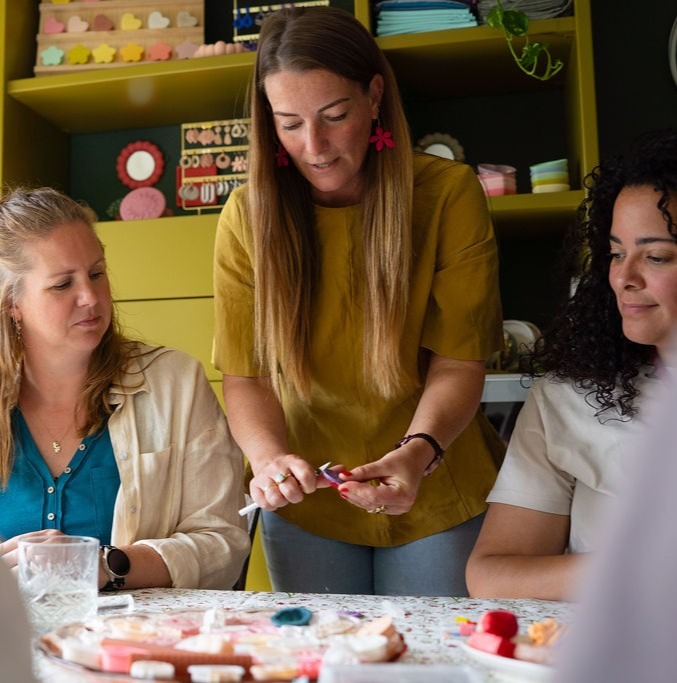 vriendinnen krijgen uitleg tijdens workshop polymeerklei bij Atelier Jona Zwolle